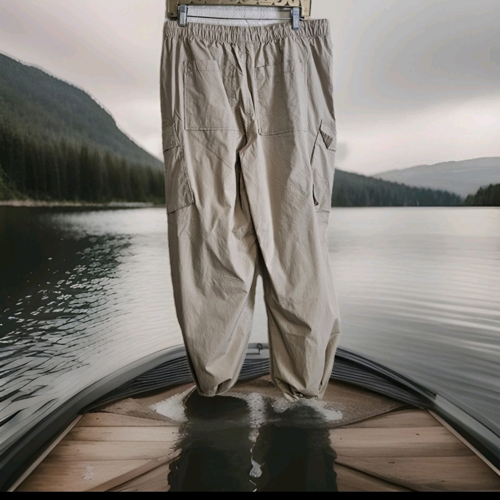Universal Thread Women’s Tan Cargo Straight Leg /Parachute Pants Medium NWOT